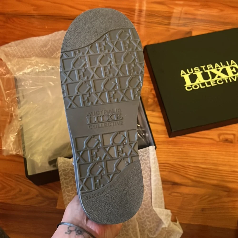 NWT Uggs Luxe short boots - Picture 2 of 6